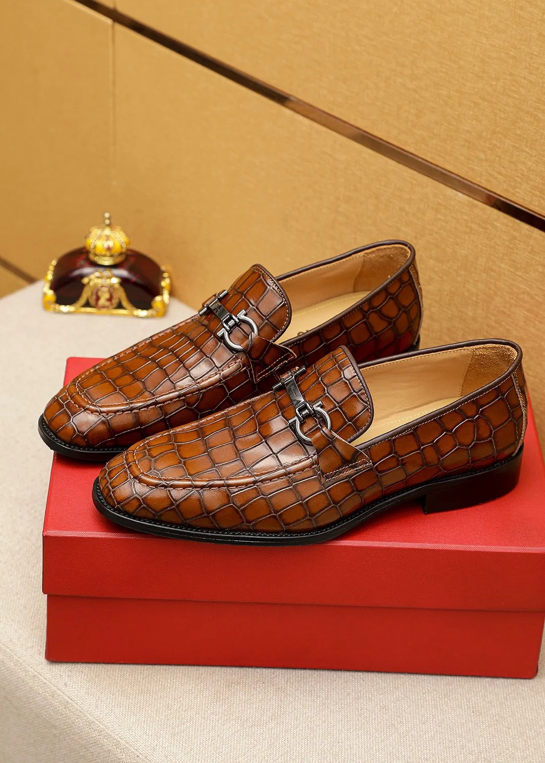 Men's shoes 💰460 💐 Product trademark: Ferragamo "Ferragamo" casual leather shoes Regular size: 38-44 (45.46🉑️customized) Product materials: Selected imported first-layer open-edge beaded cowhide floral upper + luxury hardware buckle, imported water-dyed cowhide leather lining. Strong three-dimensional visual effect, original outsole color: 2 colors available